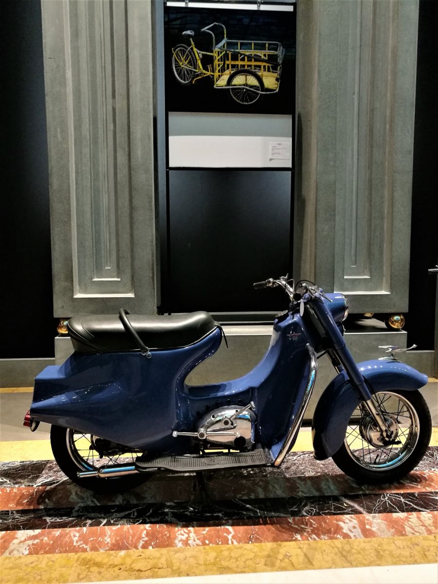Fianrte: asta del motociclo, andamento lento