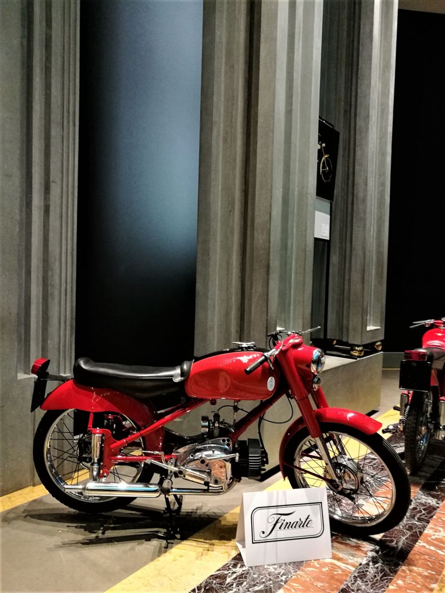 Fianrte: asta del motociclo, andamento lento