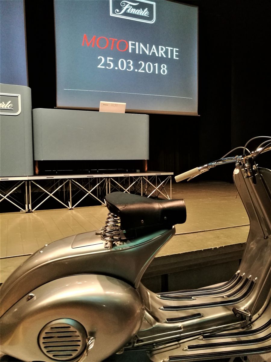 Fianrte: asta del motociclo, andamento lento