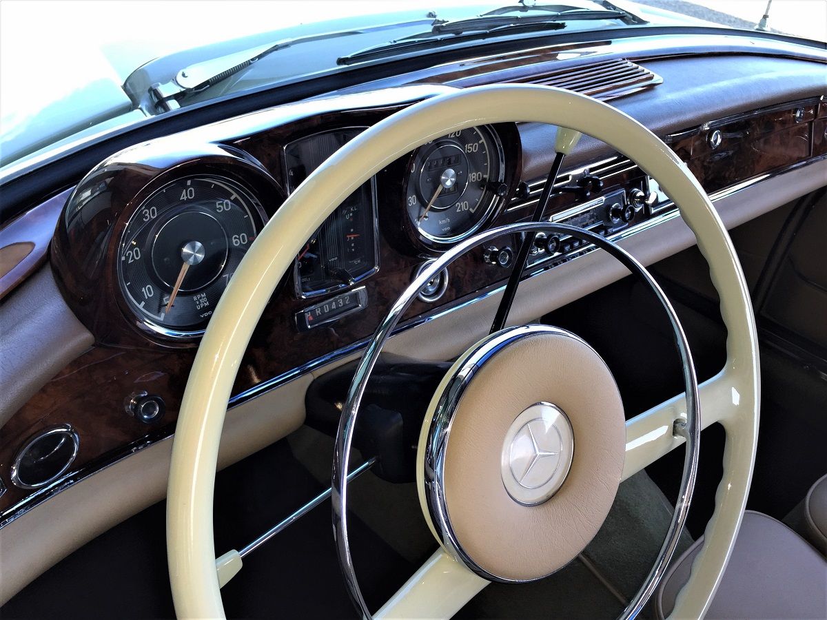 MERCEDES BENZ 300 SE CABRIOLET, ONE OF THE LARGEST CARS IN THE HISTORY BERCEDES BENZ, NOBLE RELIABLE AND CONFORTABLE