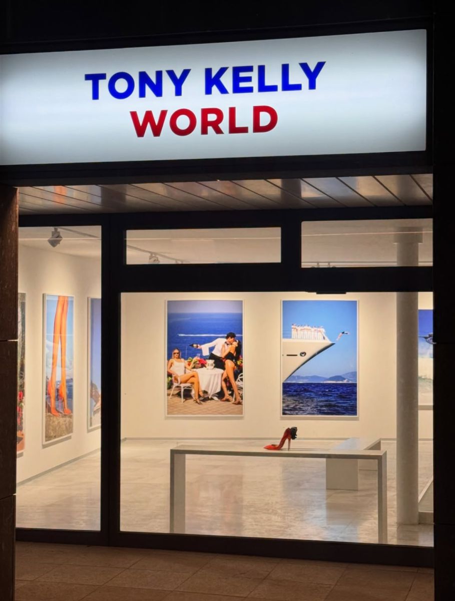 Tony Kelly, the photographic artist: colorful scenes, theatrical poses and references to the glamour of yesteryear