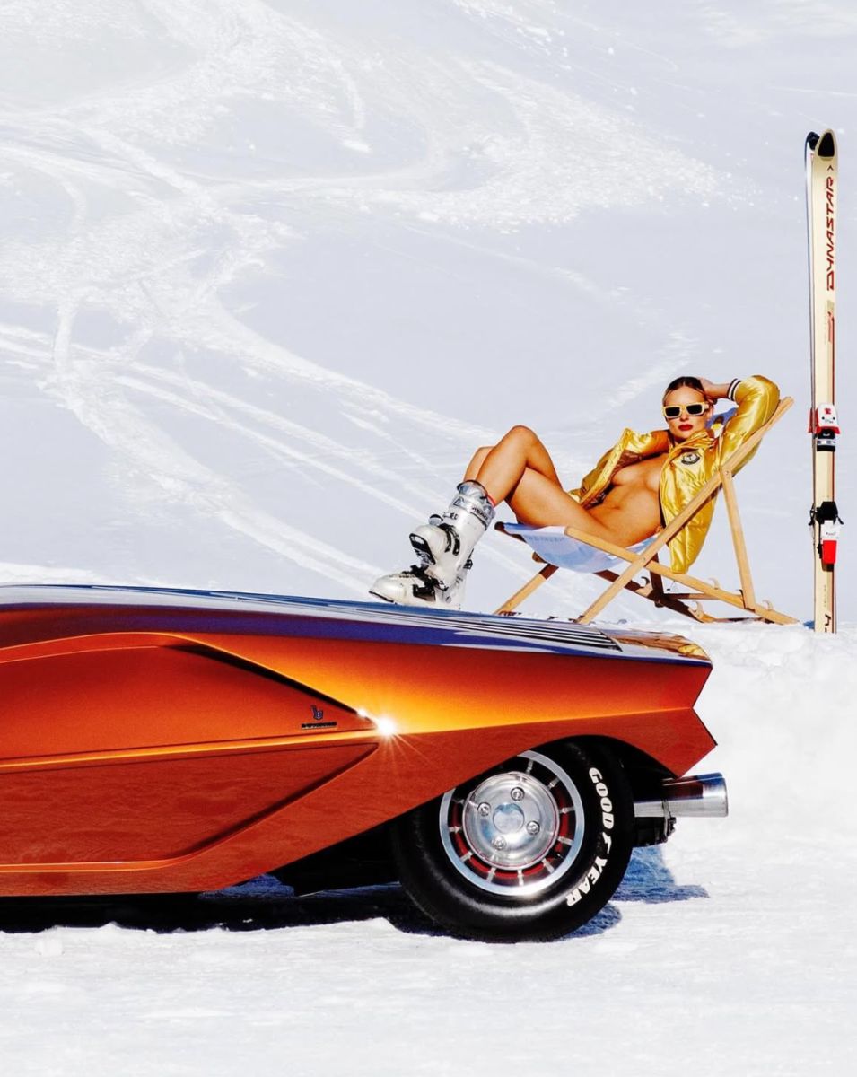 Tony Kelly, the photographic artist: colorful scenes, theatrical poses and references to the glamour of yesteryear