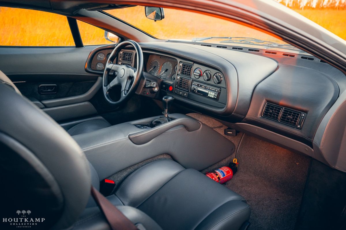 Jaguar XJ220, l'auto stradale stradale più veloce al mondo  