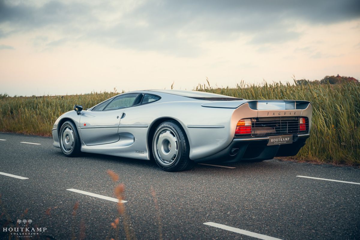 Jaguar XJ220, l'auto stradale stradale più veloce al mondo  