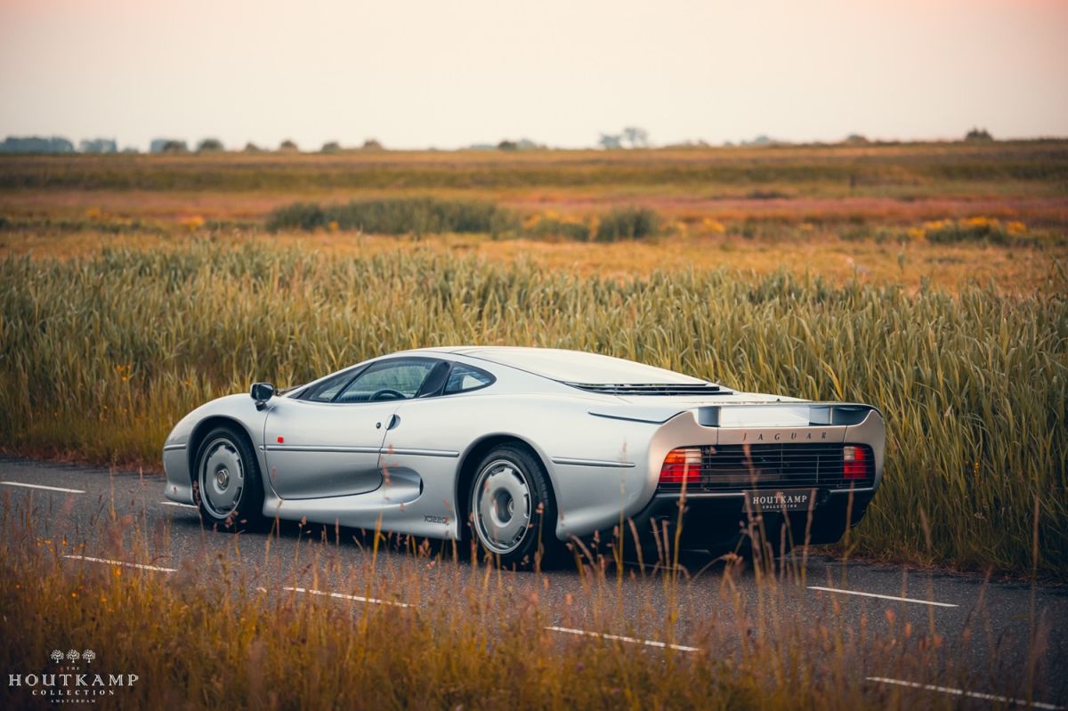 Jaguar XJ220, l'auto stradale stradale più veloce al mondo  