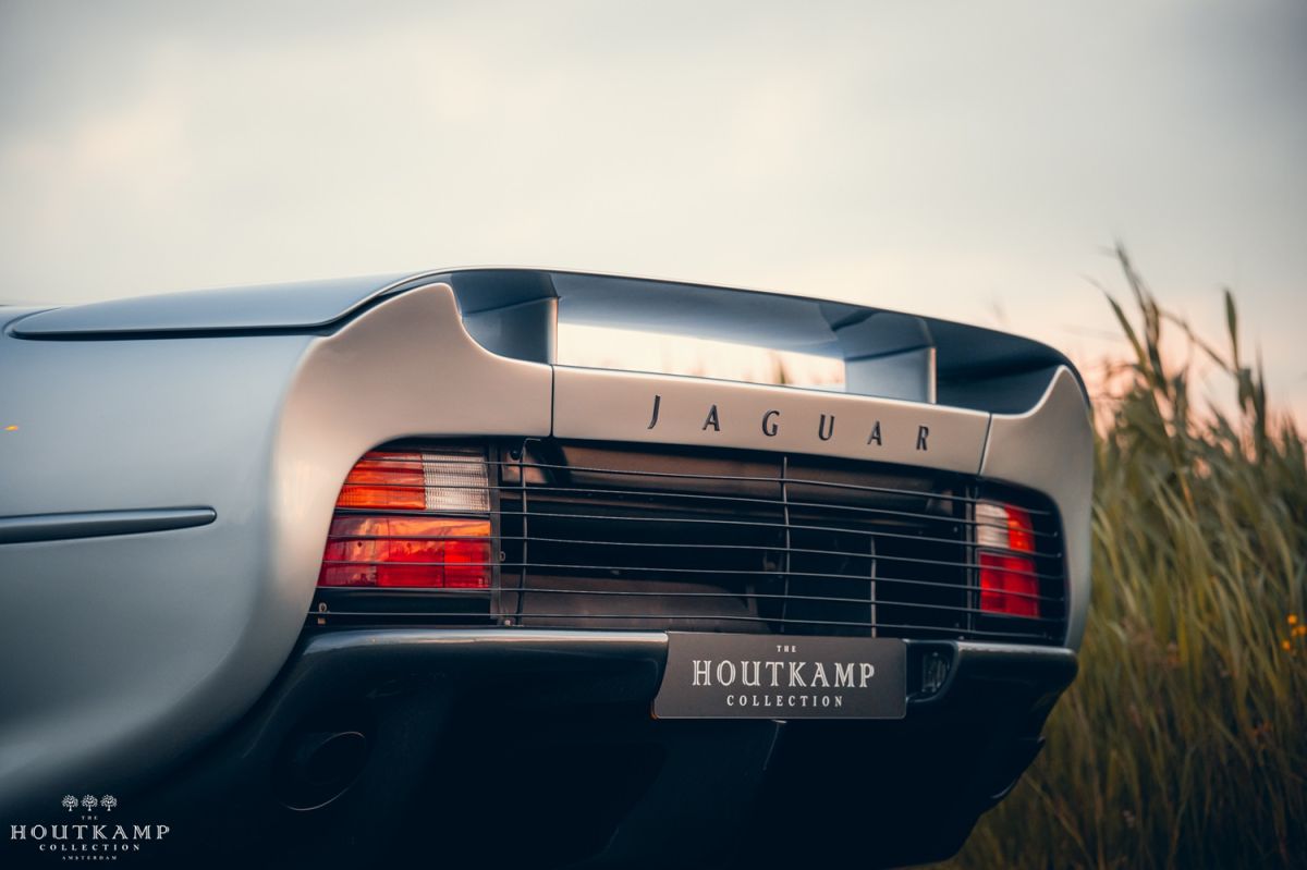 Jaguar XJ220, l'auto stradale stradale più veloce al mondo  