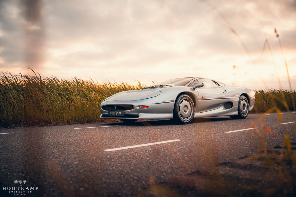Jaguar XJ220, l'auto stradale stradale più veloce al mondo  
