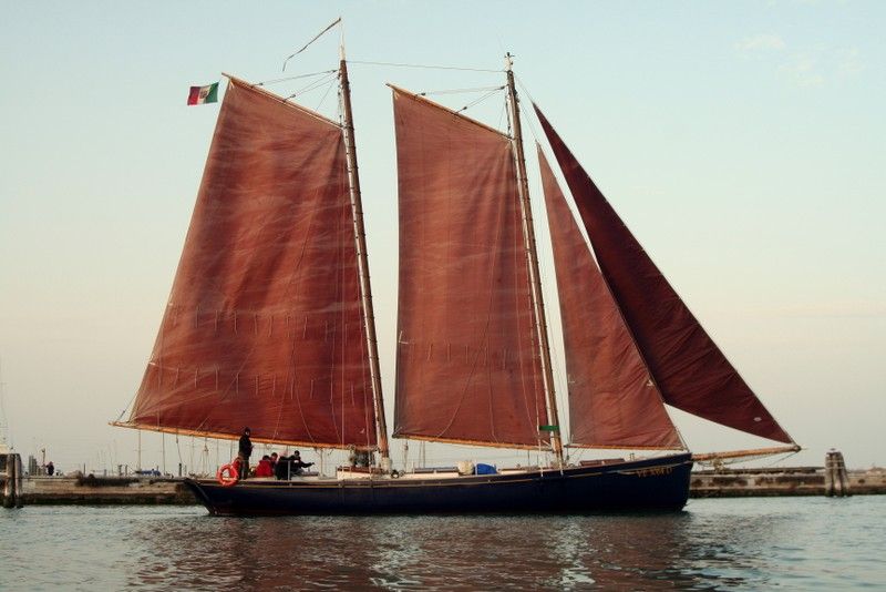Flotta di vele d'epoca a Venezia per festeggiare i 30 anni dei Venturieri