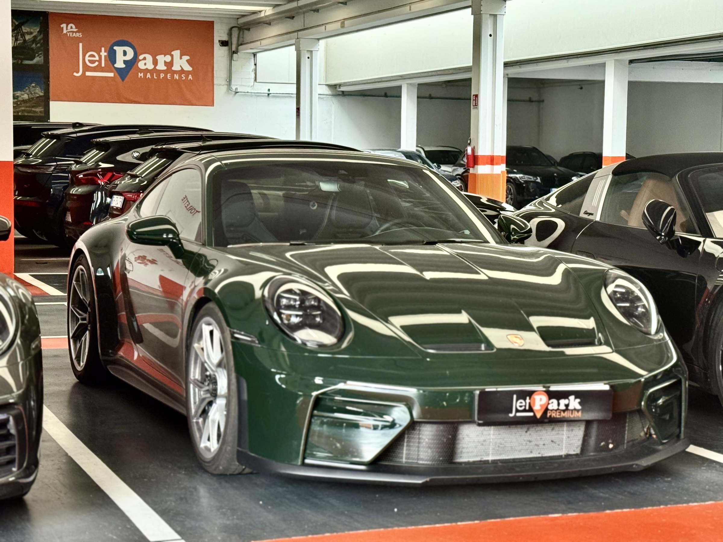 Parcheggio auto d’epoca e supercar a Malpensa: JETPark Premium punta su sicurezza, spazio e cura delle vetture