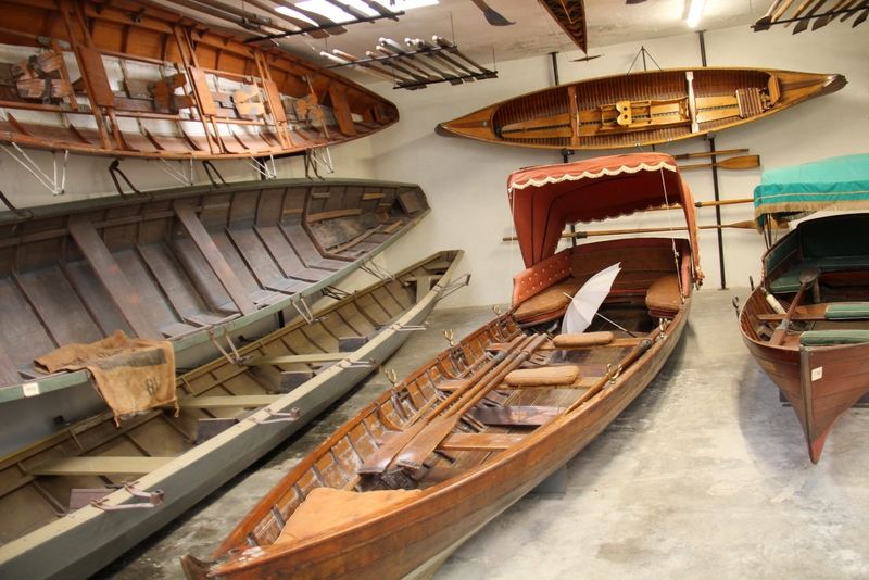 Barca d’epoca ed equipaggio femminile: partita la stagione velica di Rabicano del 1967, portacolori del Museo della Barca Lariana