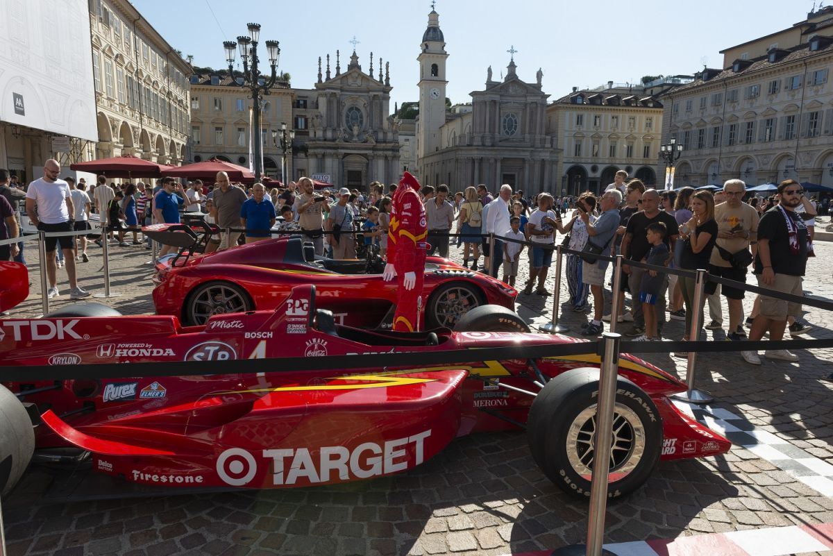 THE 1st AUTOLOOK WEEK CLOSES WITH A TRIUMPH OF PARTICIPANTS, A CROWD IN SAN CARLO SQUARE TAKES IN SUPERCAR PARADE