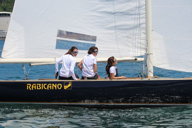 Barca d’epoca ed equipaggio femminile: partita la stagione velica di Rabicano del 1967, portacolori del Museo della Barca Lariana