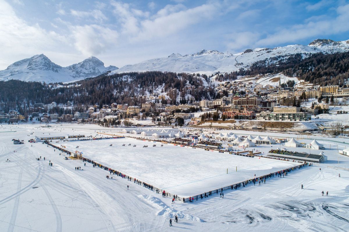Sul lago ghiacciato di St. Mortiz, non solo auto d'epoca. Inizia il conto alla rovescia per il 40° anniversario della Snow Polo World Cup St. Moritz. 