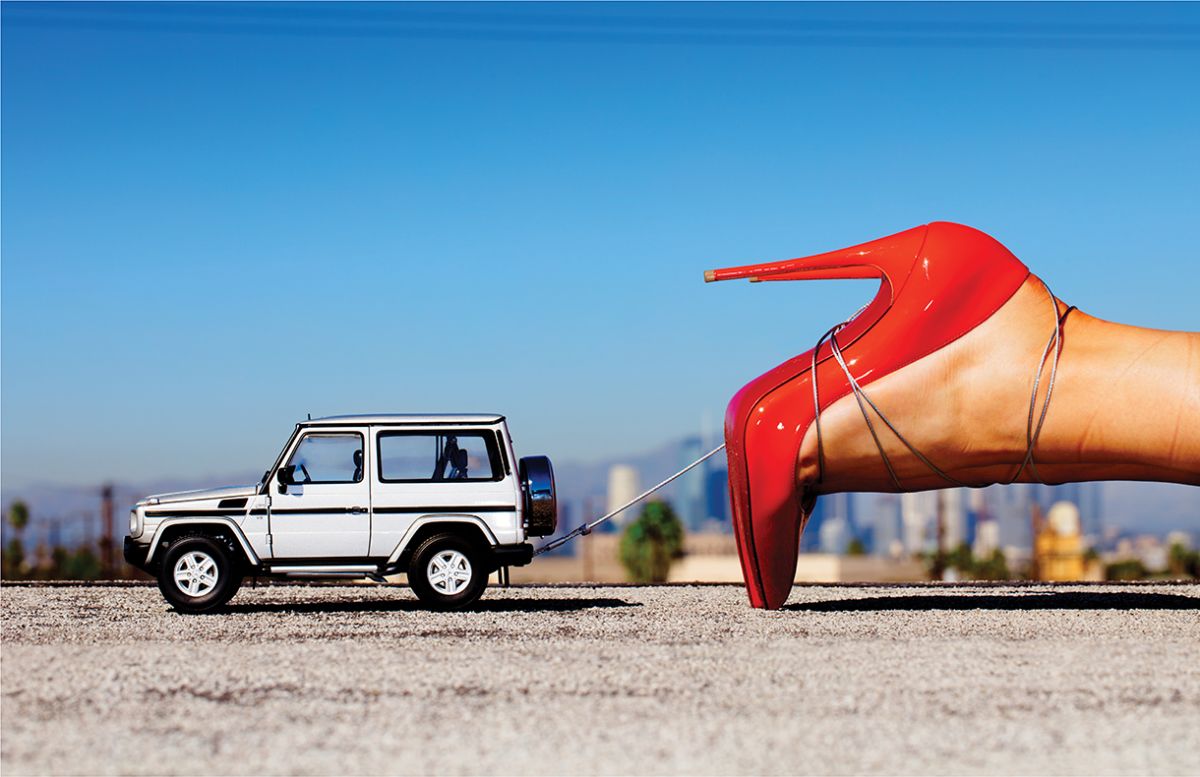 Tony Kelly, the photographic artist: colorful scenes, theatrical poses and references to the glamour of yesteryear