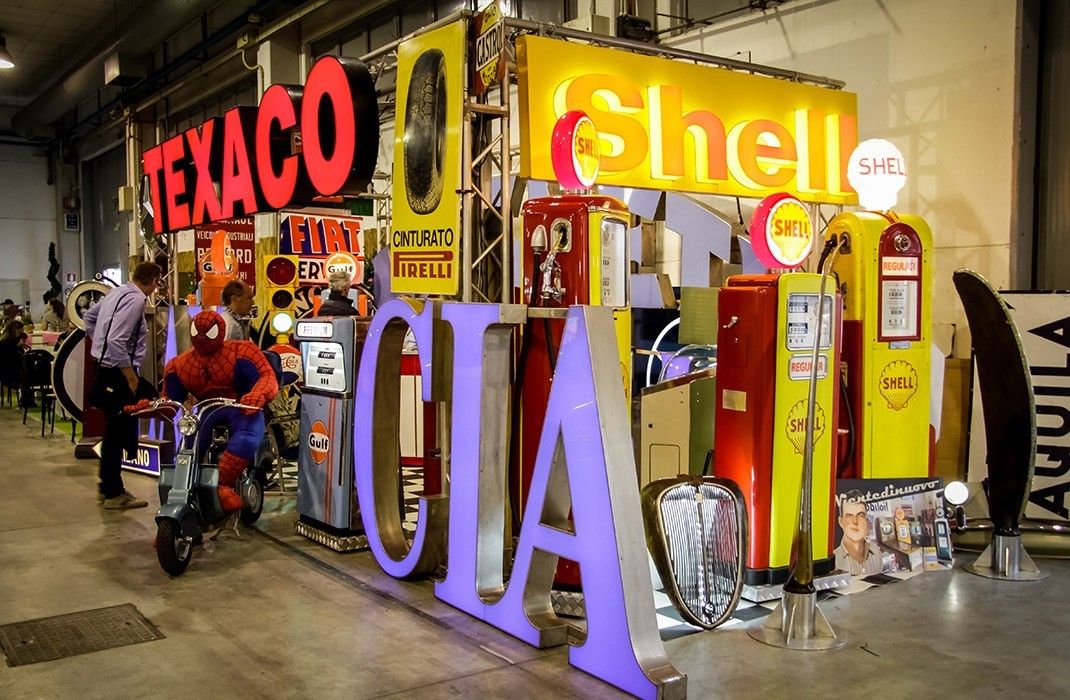 What does the exhibition Auto Moto d'Epoca Bologna offer to fans of original design, all things vintage and impeccable craftsmanship?