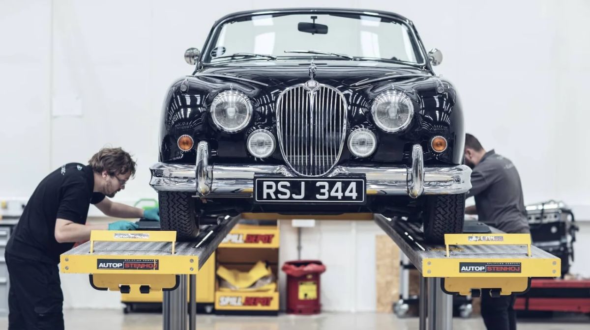 TWO IMPORTANT EVENTS IN ENGLAND: THE JUBILEE OF QUEEN ELIZABETH II AND THE CENTENARY OF THE JAGUAR BRAND