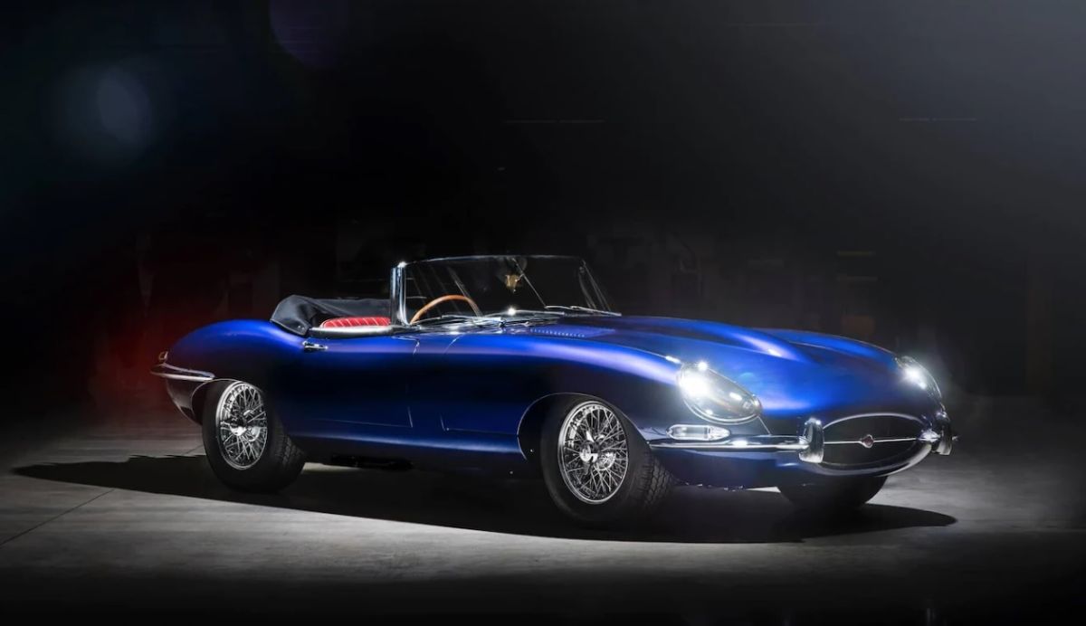 TWO IMPORTANT EVENTS IN ENGLAND: THE JUBILEE OF QUEEN ELIZABETH II AND THE CENTENARY OF THE JAGUAR BRAND